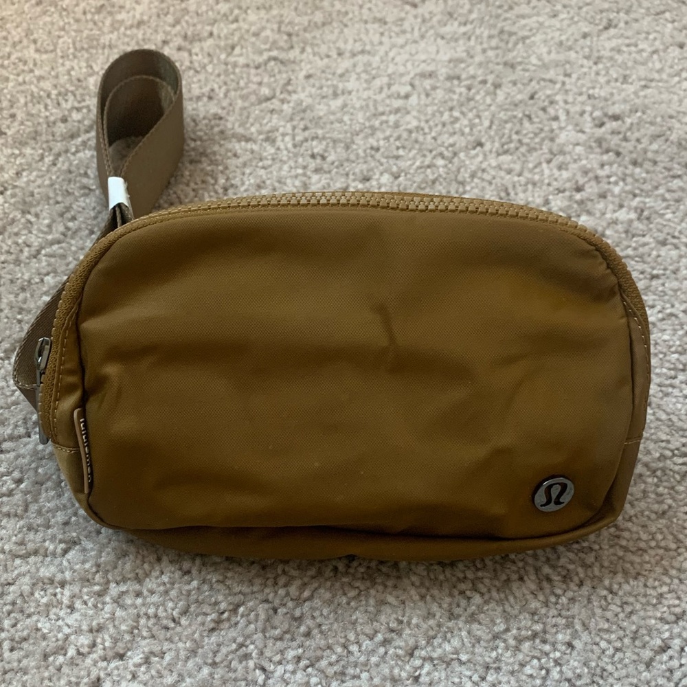 Lululemon everywhere belt bag